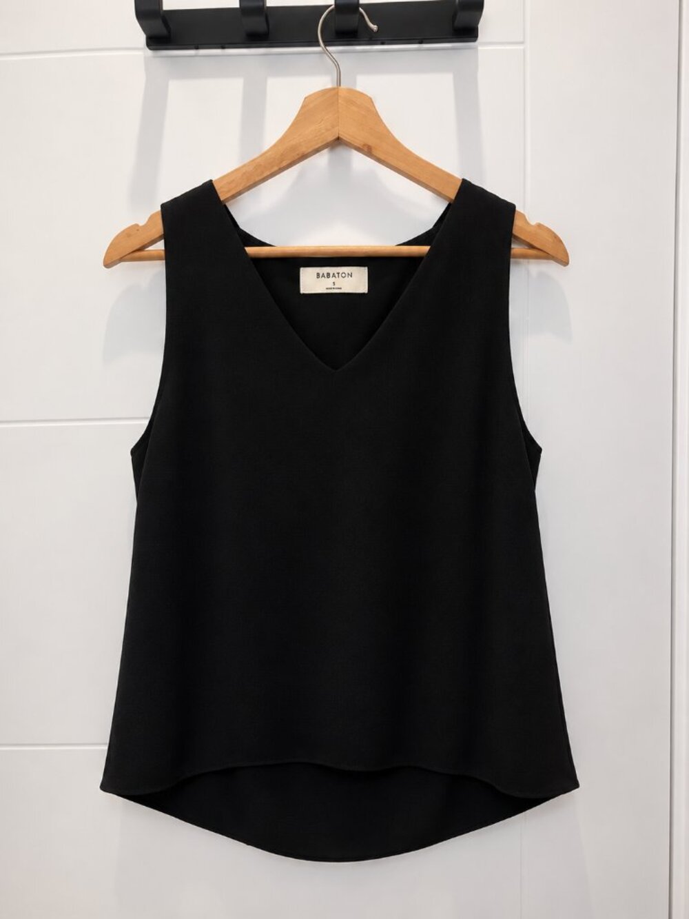 Aritzia Babaton Black Sleeveless V-Neck Blouse – S